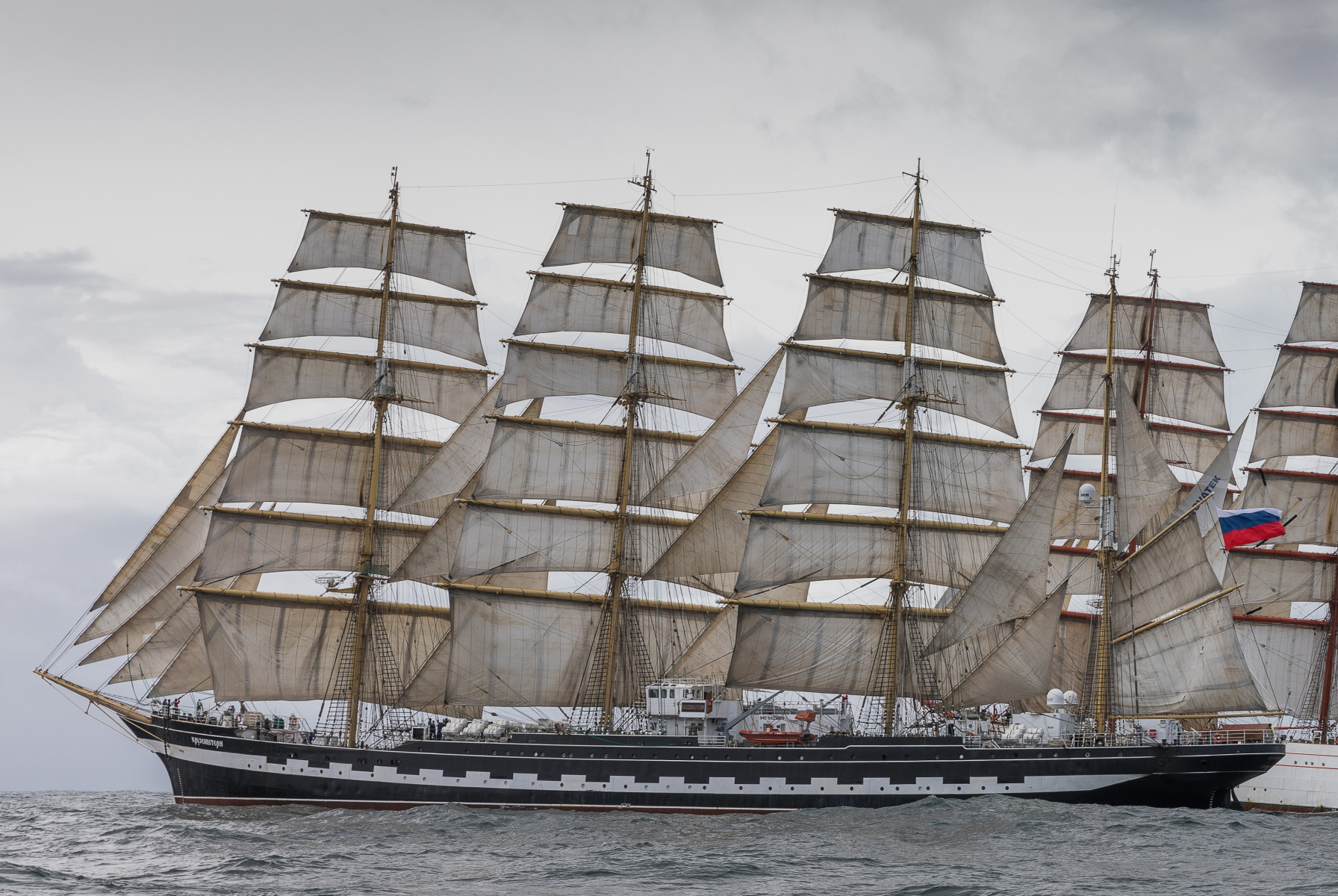 «Крузенштерн» прибыл на Светловский судоремонтный завод