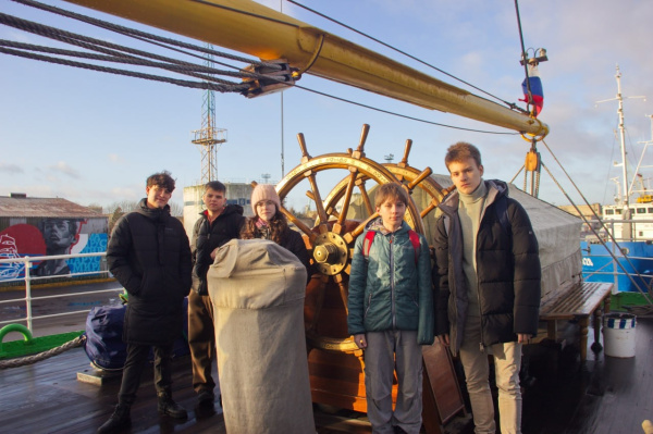 Парусник «Крузенштерн» посетили школьники с Камчатки