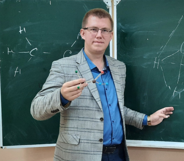 Выпускник КГТУ учит химии узбекских школьников