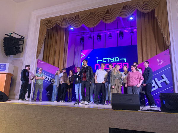  Команды лиги КВН «ПЛОТВА» вчера сошлись в полуфинале 