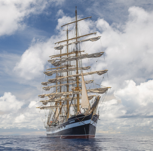 «Крузенштерн» прибыл на Светловский судоремонтный завод