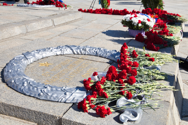 A KSTU delegation laid flowers at a ceremony marking the anniversary of the capture of Königsberg