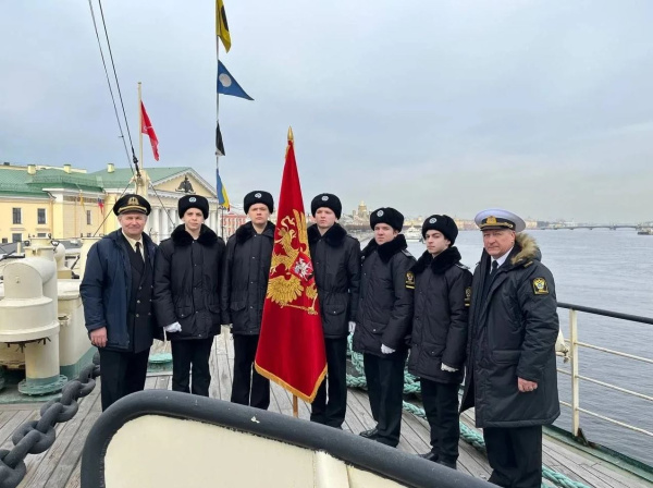 Курсанты СПбМРК приняли участие в церемонии подъёма Андреевского флага 
