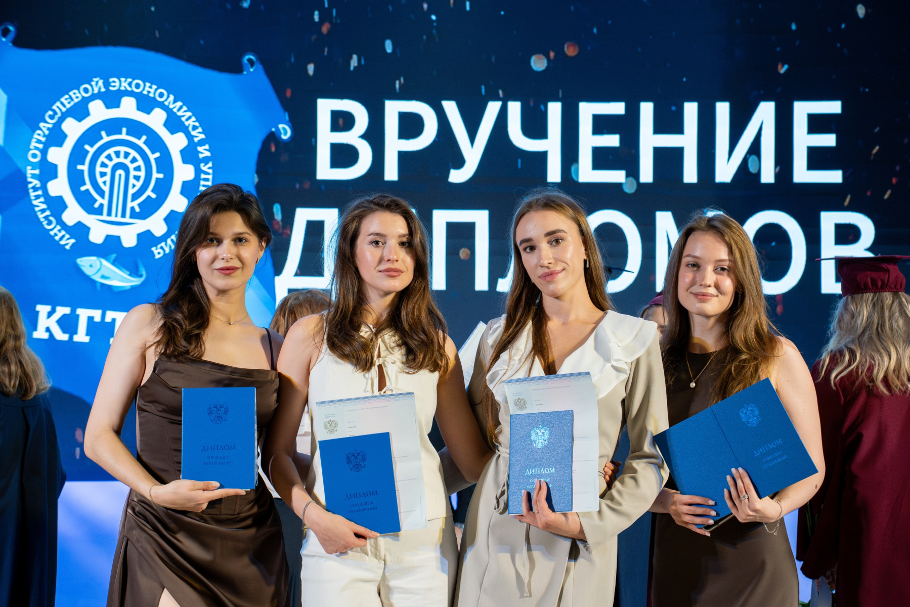 Выпускники ИНОТЭКУ торжественно получили свои дипломы 