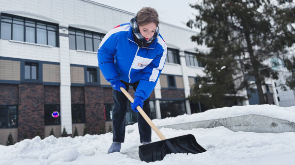 Студенты и курсанты КГТУ присоединились к муниципальным службам Калининграда по уборке снега