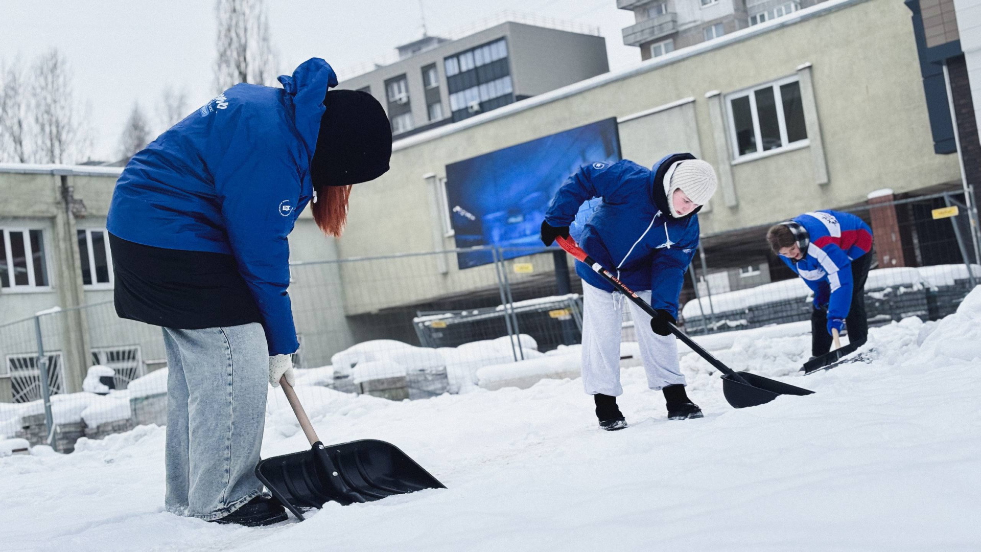 Студенты и курсанты КГТУ присоединились к муниципальным службам Калининграда по уборке снега