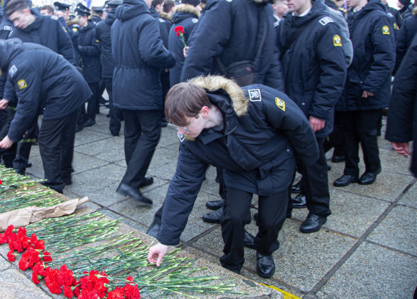 Делегация КГТУ в День защитника Отечества возложила цветы к мемориалу