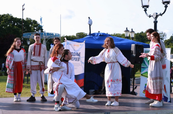 Театр моды русского костюма КГТУ провет дётефиле-показ «Зимние забавы в русских костюмах»