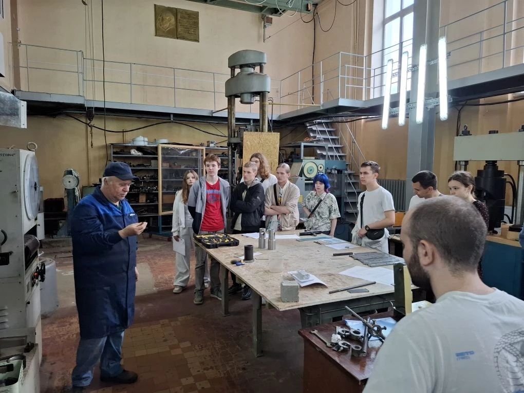 The Scientific and Educational Centre of Shipbuilding, Maritime Infrastructure and Equipment conducted experiments on tensile testing machines for school pupils