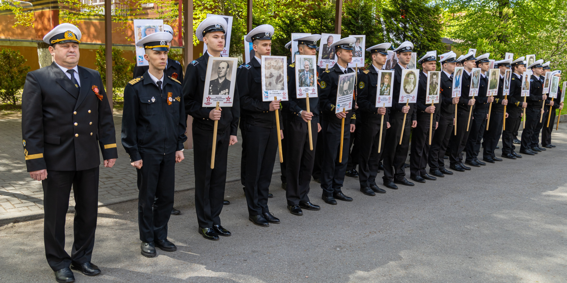 Курсанты БГАРФ поздравили ветеранов в честь Дня Победы