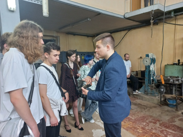 НОЦ СМИТ провел опыты на разрывных машинах для школьников