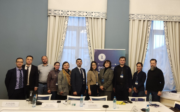 Заведующий кафедрой ИИОКС принял участие в форуме «Связь поколений»