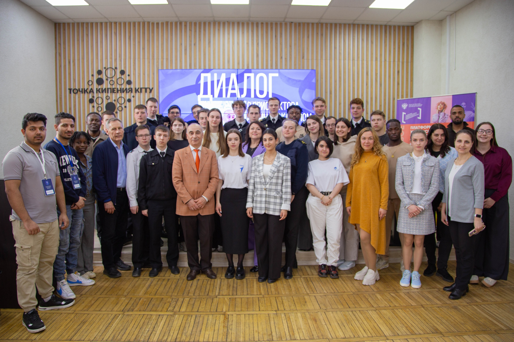 А.Г. Мнацаканян встретился с представителями общественности университета